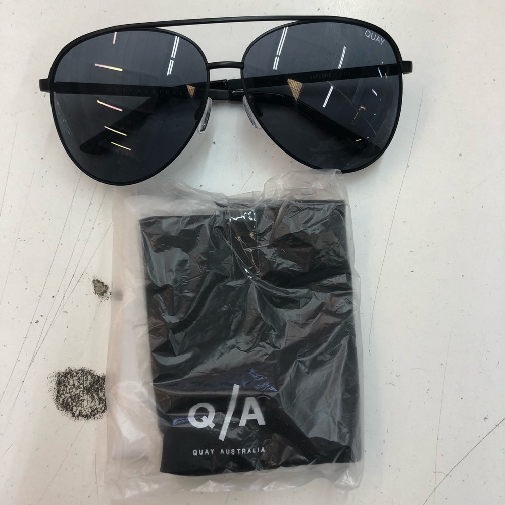 Vivienne quay australia black/smoke sunglasses L2